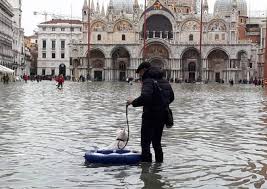 Venezia, l’acqua alta si ferma a 111 centimetri