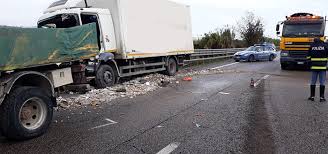 Ascoli Piceno: incidente tra camion: morti i due conducenti