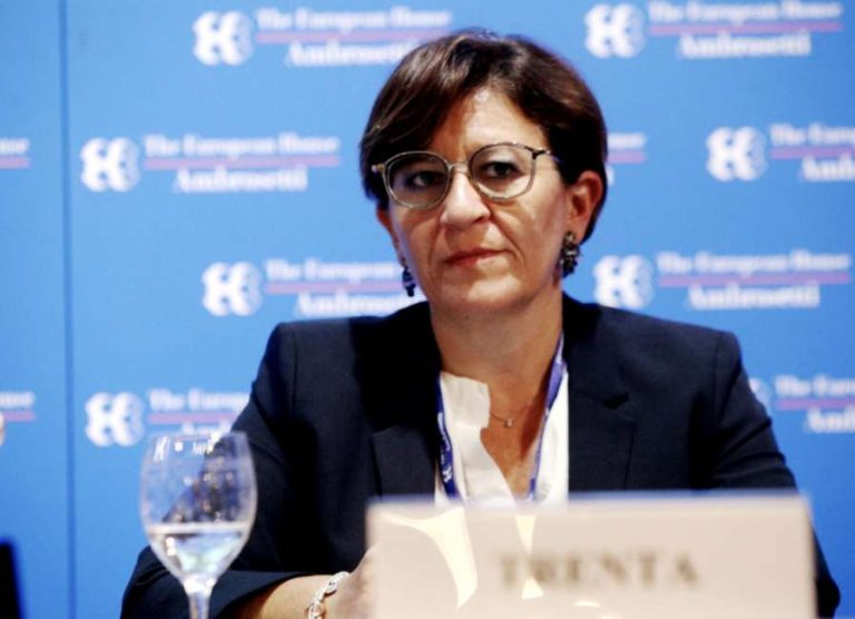 L’ex ministra Elisabetta Trenta cede alla furie delle polemiche: “Io e mio marito lasciamo l’appartamento”