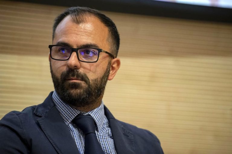 Lorenzo Fieramenti (ministro dell’Istruzione)si lamenta: “Ci vogliono più finanziamenti per la ricerca”