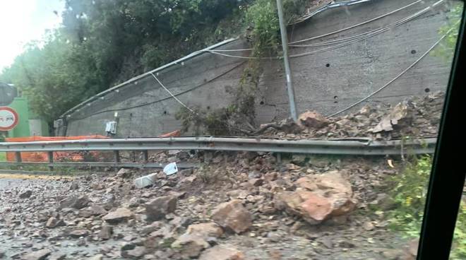 Maltempo: traffico in tilt sulla Genova-Savona per uno smottamento