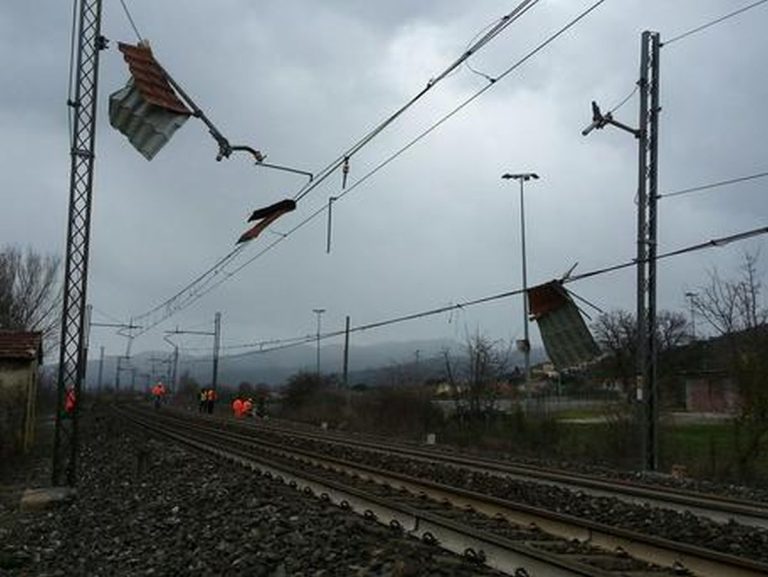 Milano, fulmine colpisce un treno: ritardi e disagi per i viaggiatori