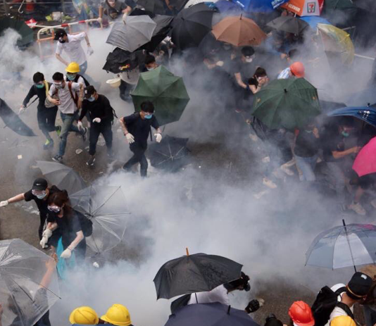Hong Kong, la polizia lancia lacrimogeni per disperdere l’ennesima manifestazione anticinese
