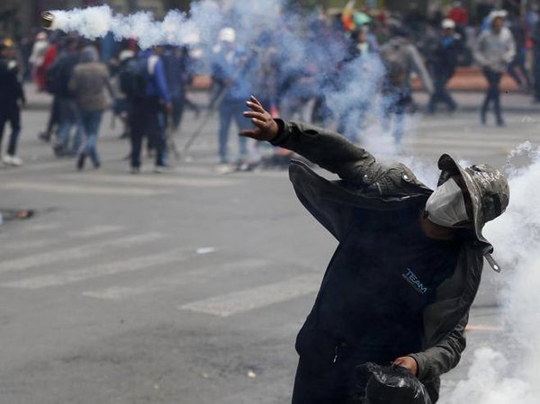 Bolivia, scontri di piazza a Yapacani: un morto e diversi feriti