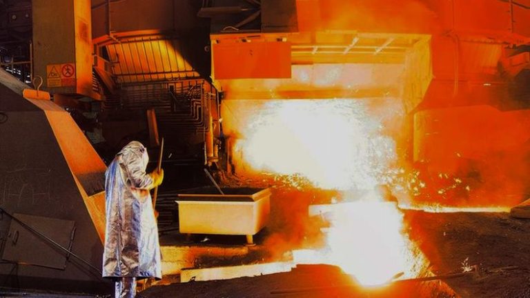 ArcelorMittal, “primo round” all’Italia: la multinazionale non spegne gli altoforni