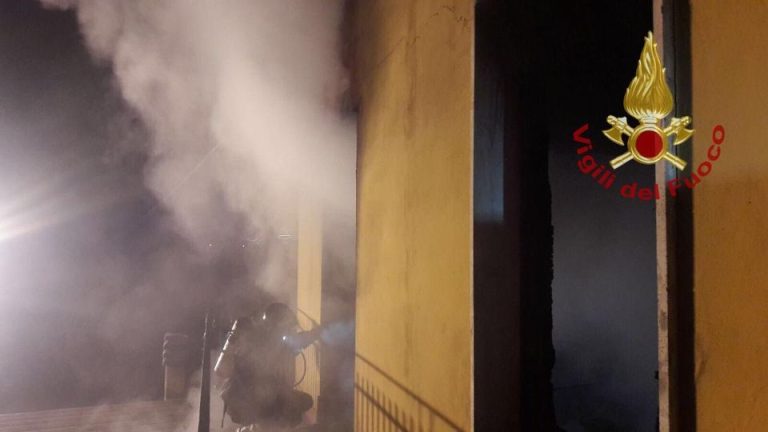 Milano, incendio in un appartamento in via Amedeo: tre persone ferite, una è grave