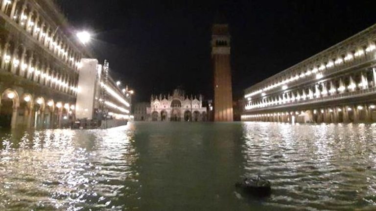 Acqua alta a Venezia: due morti, gravi disagi, allagamenti e danni al patrimonio artistico