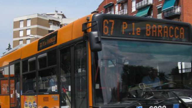 Milano, attimi di terrore sul bus 67: un 21enne spara sei colpi a salve. Il giovane è stato denunciato