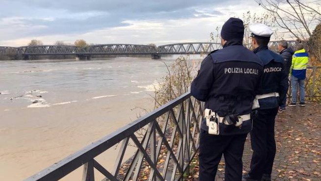 Maltempo, il Po ‘sorvegliato speciale’ in Emilia:  attesa la piena in serata