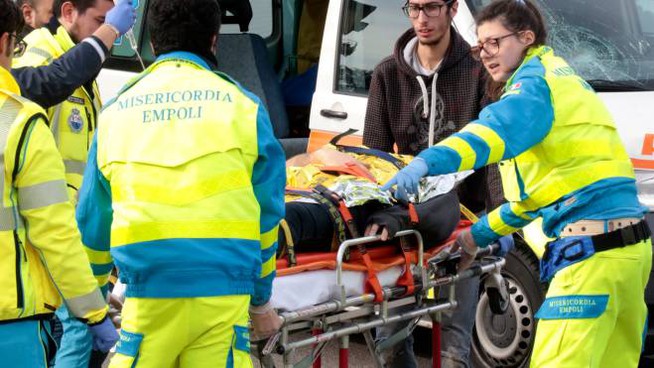 Empoli (Firenze), esce da scuola e trova il padre morto per un malore in automobile