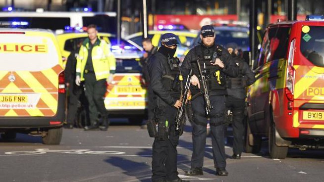 Gran Bretagna, attacco terroristico sul London Bridge: un individuo ha ferito quattro persone prima di essere ucciso dalla polizia