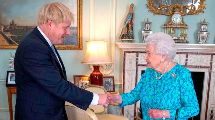 Brexit, visita del premier Boris Johnson alla Regina Elisabetta