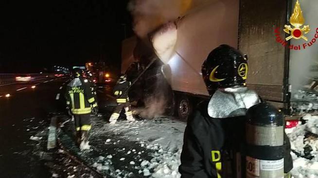 Cantagallo (Bologna), si incendia un camion: feriti due vigili del fuoco