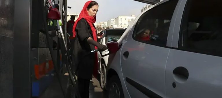 Iran, i proventi degli aumenti della benzina andranno ai 18 milioni di famiglie povere