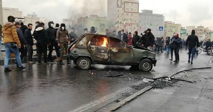 Iran, oltre mille arresti per le proteste sul caro benzina