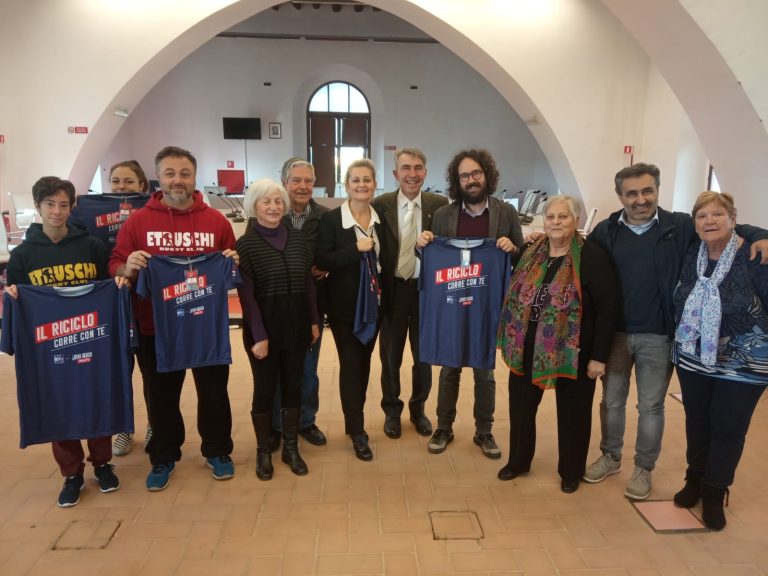 Jova Beach Party, a Cerveteri la consegna ufficiale delle T-Shirt realizzate con le bottigliette d’acqua Coop