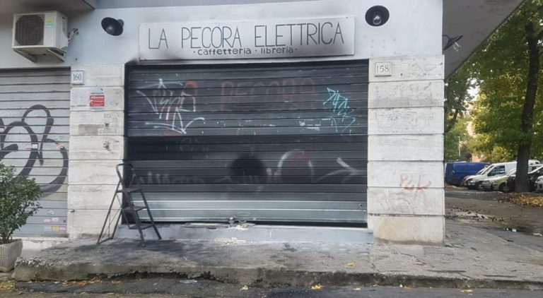 Roma, incendio nella caffetteria-libreria “La Pecora elettrica”. E’ un atto doloso: rinvenute tracce di liquido infiammabile