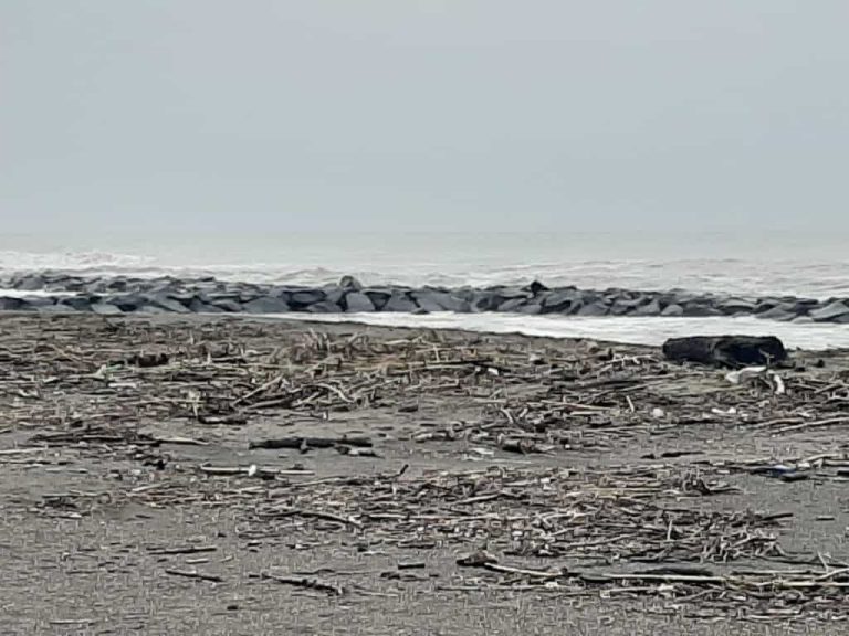 Il mare avanza verso gli stabilimenti