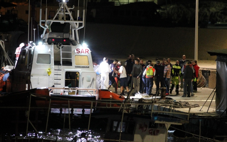 Migranti, sospese le ricerche dei 15 dispersi del naufragio vicino Lampedusa. 149 le persone salvate, 5 i cadaveri recuperati
