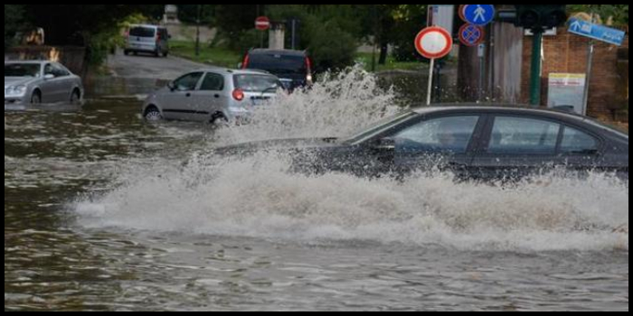 Roma, nubifragio: traffico in tilt e allagamenti in varie strade