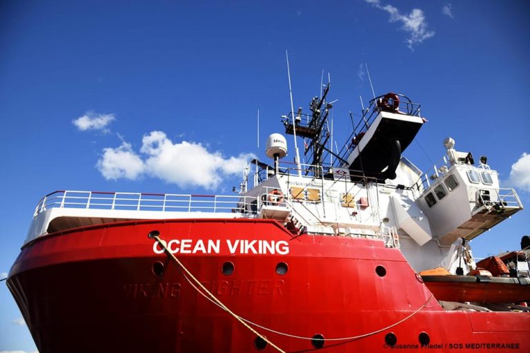 Migranti, la nave Ocean Viking ha soccorso trenta persone su un gommone a largo delle coste libiche