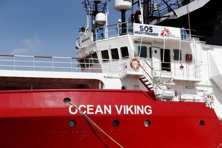 Migranti, la nave Ocean Viking salva 60 persone a largo della Libia