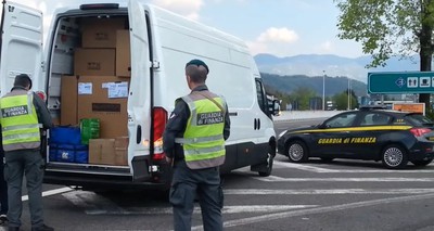Prato, scoperta dalla Finanza enorme frode fiscale da 200 milioni di euro nel settore delle materie plastiche: 17 arresti