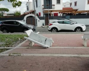 Vandali danneggiano panchina nei pressi della stazione ferroviaria