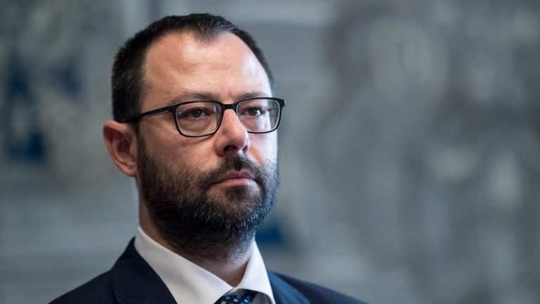 Governo, parla il ministro dello Sviluppo Economico Patuanelli: “Ex Ilva e Alitalia sono i due tavoli di crisi più complessi”