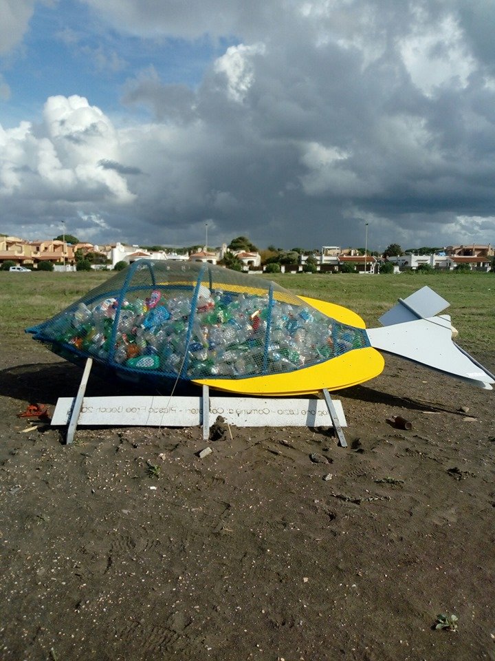 Campo di Mare, crolla la scultura raccogli plastica a forma di pesce. Verrà rimossa nei prossimi giorni