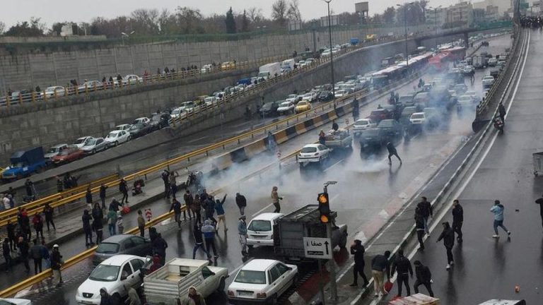 Iran, sono saliti a 90 i morti per le proteste sul caro benzina