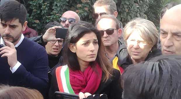 Emergenza rifiuti a Roma, la sindaca Raggi si presenta alla Regione: “Ascoltate i territori”