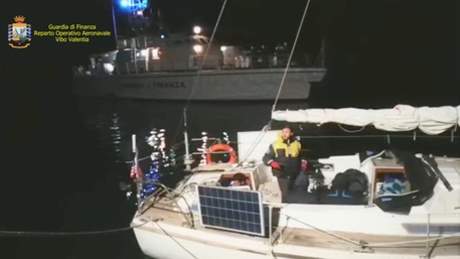 Crotone, intercettata dalla Finanza una barca a vela con 31 migranti