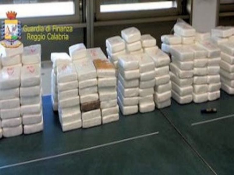 Gioia Tauro, maxi sequestro di cocaina al porto: 1,2 tonnellate di ‘polvere bianca’ in un container