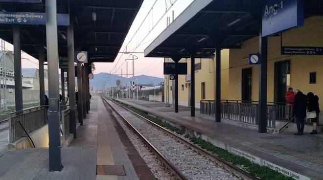 Angri (Salerno), minorenne investito da un treno: è in gravi condizioni