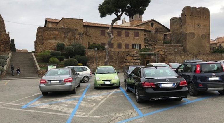 A Natale pacco regalo sotto l’albero, in arrivo i parcheggi a pagamento