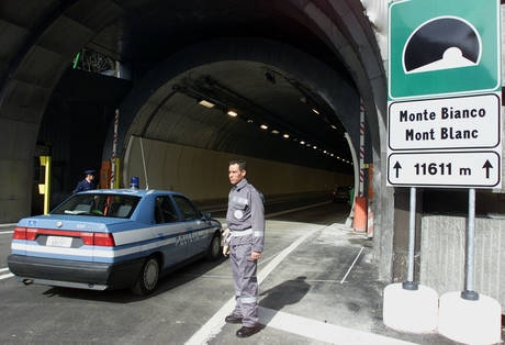 Aosta, scoperto traffico di droga via tunnel del Monte Bianco: sequestrata eroina e cocaina, quattro in manette