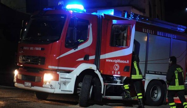 Santa Lucia (Reggio Calabria), esplode una bombola a gas in una macelleria: feriti lievemente cinque vigili del fuoco