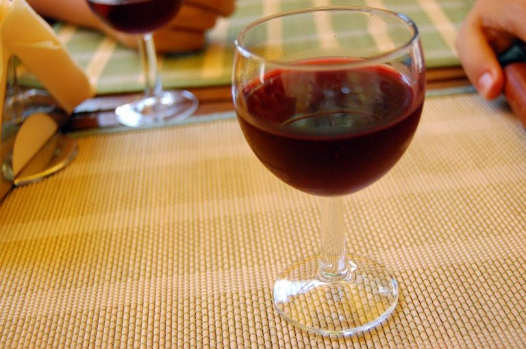 Il bicchiere di ‘vino da bere giovane’