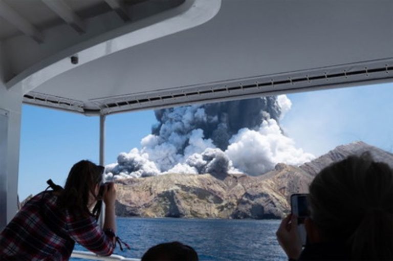Nuova Zelanda, eruzione del vulcano White Island: morte cinque persone