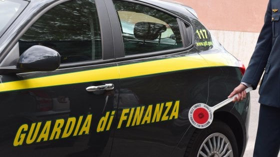 Napoli, blitz della Finanza: arrestate 14 persone per illeciti da 1,4 milioni di euro