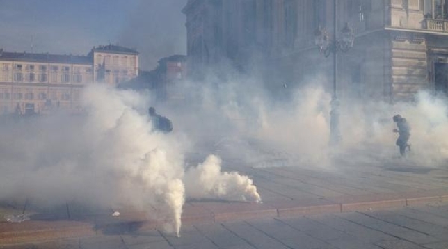 India, la polizia spara gas lacrimogeni per disperdere la folla a New Delhi
