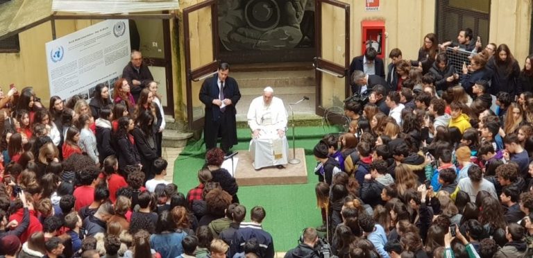 Roma, visita a sorpresa del Papa al liceo Polo Albertelli all’Esquilino