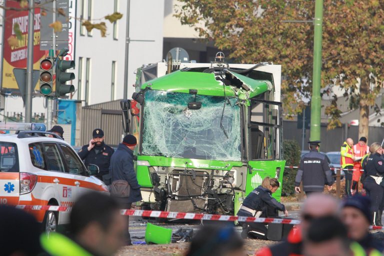 Milano, i vertici dell’Atm al funerale di Shirley Ortega morta nell’incidente tra un filobus e un mezzo della raccolta rifiuti
