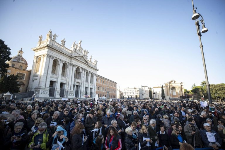 Le sardine invadono piazza San Giovanni: “Siamo i partigiani del 2020”