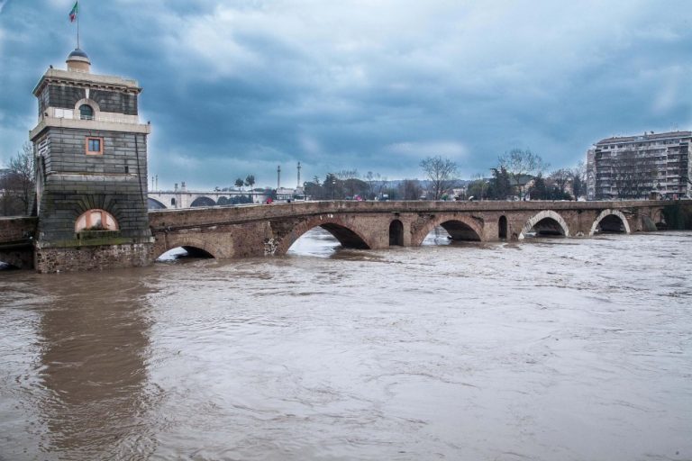Maltempo a Roma: allerta per il livello delle acque del Tevere