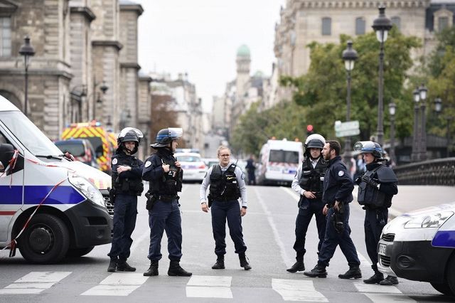Parigi, ucciso un uomo dagli agenti: si era avvicinato brandendo un lungo coltello