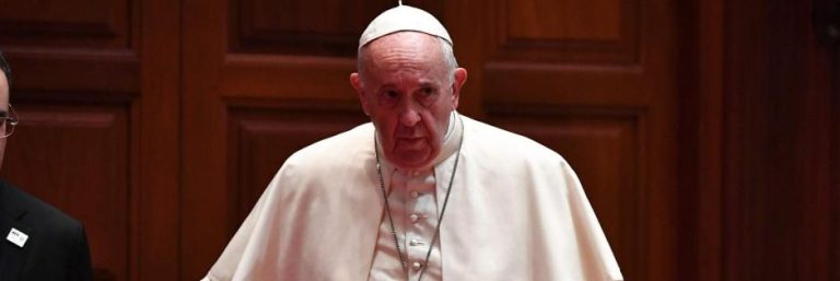 ‘Avvertimento’ di Papa Francesco: “Farsi leggere le carte non è un comportamento cristiano”