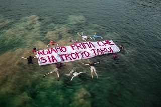 Roma, gli attivisti ambientalisti di Extinction Rebellion si gettano nel laghetto dell’Eur