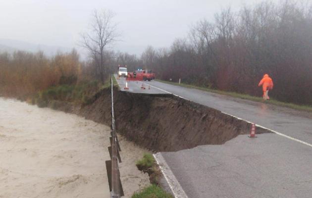 Maltempo, pioggia battente sull’Italia: un uomo è morto in Friuli